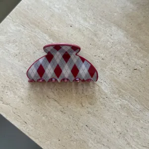 Koreanischer Acetat Argyle Haarkralle in Rot und Grau, stilvolles geometrisches Haar-Accessoire Detail.