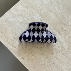 Nahaufnahme Detail des koreanischen Acetat Rauten Muster Haarklammer, elegantes Haaraccessoire.