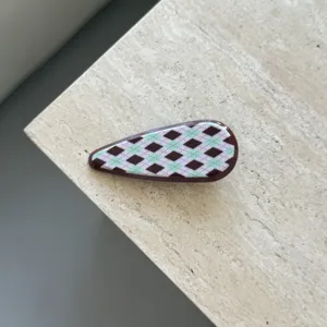 Braune mintgrüne Rautenmuster Haarspange Detail, elegante tropfenförmige Haar-Accessoire Nahaufnahme