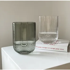 Detail de vase en verre nordique, bandes verticales transparentes et gris fume en U.