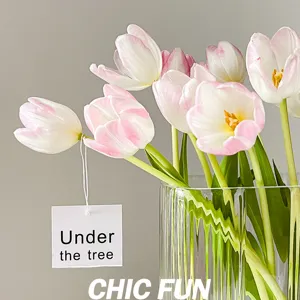Vase en verre rayé vertical transparent nordique avec ensemble de tulipes artificielles roses