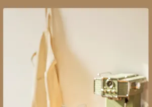 Elegantes Heimdekor-Detailbild mit warmer Retro-Ästhetik, ideal für moderne Wohnräume.