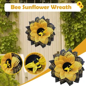 Vue détaillée de la couronne tournesol abeille avec maille jaune et décor rustique