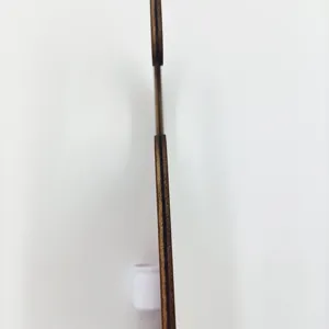 Detailansicht der Dicke und Schichtstruktur des Zahnfee-Türhängers aus Holz.