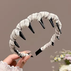 Checkered tooth headband detail showcasing fabric-wrapped design and anti-slip teeth for daily wear.