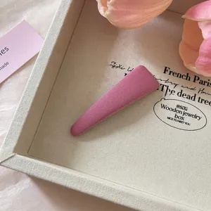 Roze stoffen BB haarspeld zoete Koreaanse stijl haaraccessoire detail voor pony styling.