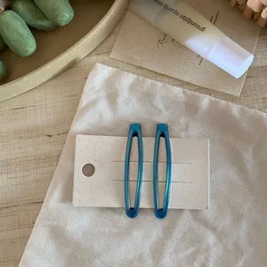 Koreanischer Stil blaue Metall Tropfen Haarklammern Detailaufnahme minimalistisches Accessoire.