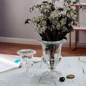 Vaso in vetro trasparente in stile romano per composizione florale e decorazione