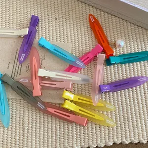 Primer plano de horquillas coloridas estilo dopamina, diseño de pico de pato sin marcas.