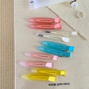 Vista detallada de pinzas para el cabello coloridas, clips de pico de pato bonitos.