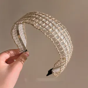 Vue détaillée d'un serre-tête large en jute tissé, parfait pour un style de vacances bohème et chic.