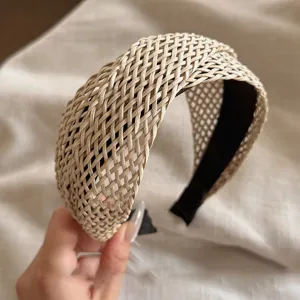 Serre-tête large tressé beige détail, cerceau à cheveux en paille bohème pour vacances et quotidien.