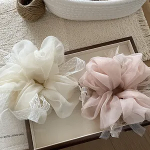 Λεπτομερής προβολή scrunchies μαλλιών από δαντέλα δίχτυ με μαλακό ύφασμα και κομψό σχέδιο.