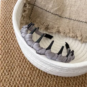Serre-tête en satin gris avec dents, accessoire de coiffure anti-dérapant pour femmes style quotidien.