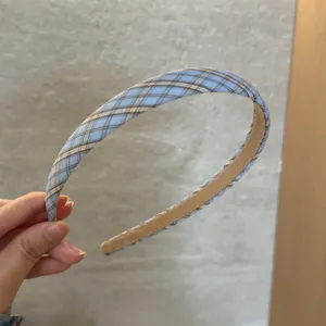Detailansicht blauer Karomuster Haarreif, stoffbezogener Haarreif fuer elegante Frisure