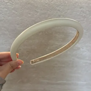 Serre-tête en cuir rembourré couleur crème, détail élégant et confortable pour un style quotidien.