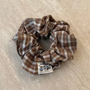 Braune Karo Haargummi Detailansicht, weicher Stoff Haarschmuck für Alltag, süßes Retro Accessoire.