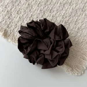 Coletero de satén plisado marrón oscuro vista detallada, elegante accesorio para el pelo.