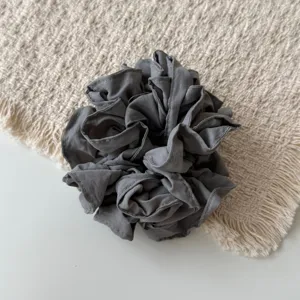 Coletero de tela gris de doble capa con volantes accesorio para coleta de caballo