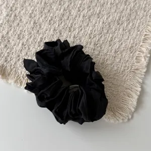 Coletero de satén negro plisado accesorio para el cabello de doble capa cola de caballo.