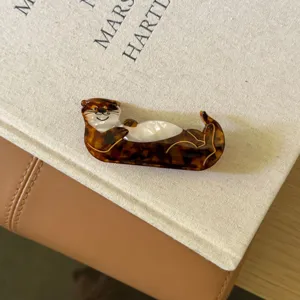 Jolie pince à cheveux en acétate loutre, accessoire animal élégant pour femmes et filles.
