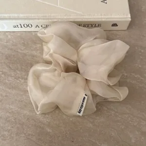 Elegantes beige Satin Haargummi, weicher großer Haarschmuck für Damen und tägliches Styling.