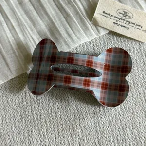 Vista dettagliata molletta per capelli a osso scozzese retro, grande accessorio elegante.