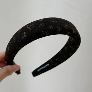 Vintage floral padded headband for women, thick fabric hair hoop, elegant retro hair accessory.