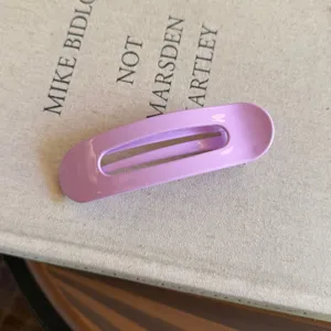 Pince à cheveux ovale violette pour femmes, accessoire mignon couleur bonbon pour le quotidien.