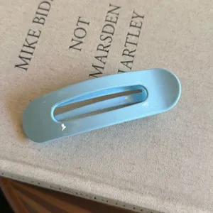 Pince à cheveux ovale bleu clair couleur bonbon épingle à bec de canard style mignon minimaliste