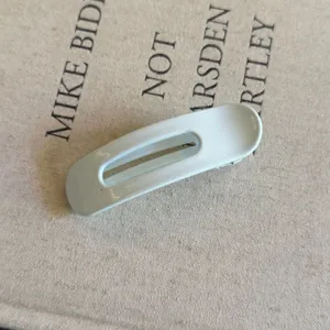 Détail de pince à cheveux ovale bleu clair, barrette bec de canard minimaliste pour usage quotidien.