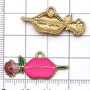 Detailansicht des Rosen-Lippen-Emaille-Legierungsanhängers, Vorder- und Rückseite gezeigt.