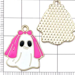 Nahaufnahme des Halloween Geist Emaillierung Legierung Anhängers mit Schleife für DIY Schmuck.