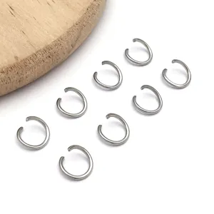 Stainless steel open jump rings jewelry findings details, ideal for DIY handmade bracelets and necklaces.