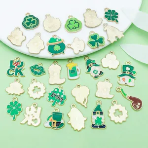 Grüne Emaille Legierung St Patricks Tag Anhänger Set mit Kleeblättern und Hüten für DIY Schmuck.