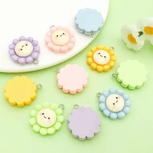 Bunte Harz lächelnde Blume Anhänger Charm Detailansicht, süßes DIY Schmuckzubehör.