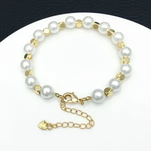 Squisito bracciale di perle e cubi dorati con dettaglio di chiusura, elegante accessorio di bigiotteria.