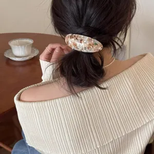 Koreaanse acetaat haarspeld ovaal schildpadpatroon voor vrouwen half opgestoken haar detail