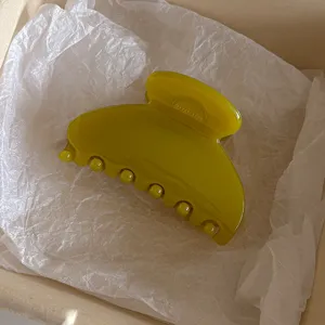 Pince à cheveux transparente verte gelée pince requin plastique minimaliste pour coiffure femme.