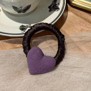 Chic coletero oscuro con colgante de corazón de tela morada, ideal para bonitos peinados diarios.
