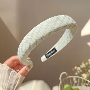 Dettaglio cerchietto spugna quadretti stile coreano, fascia per capelli verde per donna.