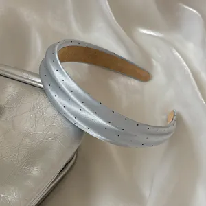 Diadema ancha de satén con lunares estilo coreano, elegante aro de pelo gris con puntos negros.