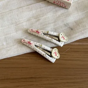 Bonitas pinzas para el pelo de lunares al estilo coreano con cerezas y pedrería para mujeres.