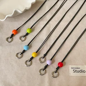 Elegante cordon de cuero negro con cuentas de colores y anillo metalico para gafas y accesorios chic.