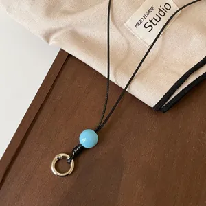 Cordón de gafas de cuero negro estilo coreano con cuenta azul y anillo de metal.