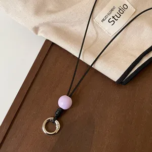 Cordón de gafas de cuero negro estilo coreano con cuenta morada y anillo plateado.