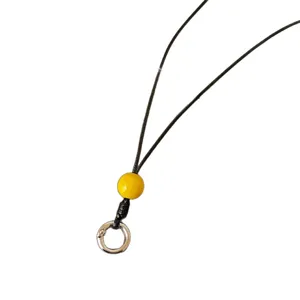 Cordón de gafas negro estilo coreano con cuenta amarilla y accesorios de anillo.