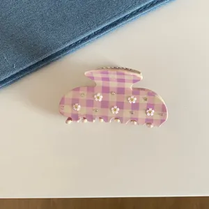 Pince a cheveux rose et violette en acetate a carreaux avec des strass et petites fleurs.