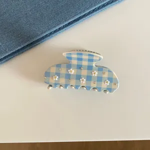 Belle pince à cheveux à carreaux bleu et blanc avec strass et fleurs acétate détail