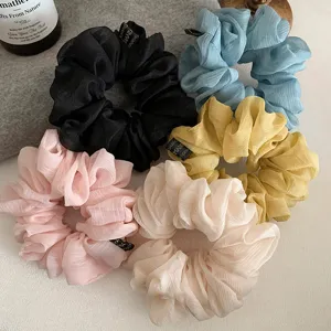 Dettaglio in primo piano di morbidi elastici in chiffon dai freschi colori primaverili.
